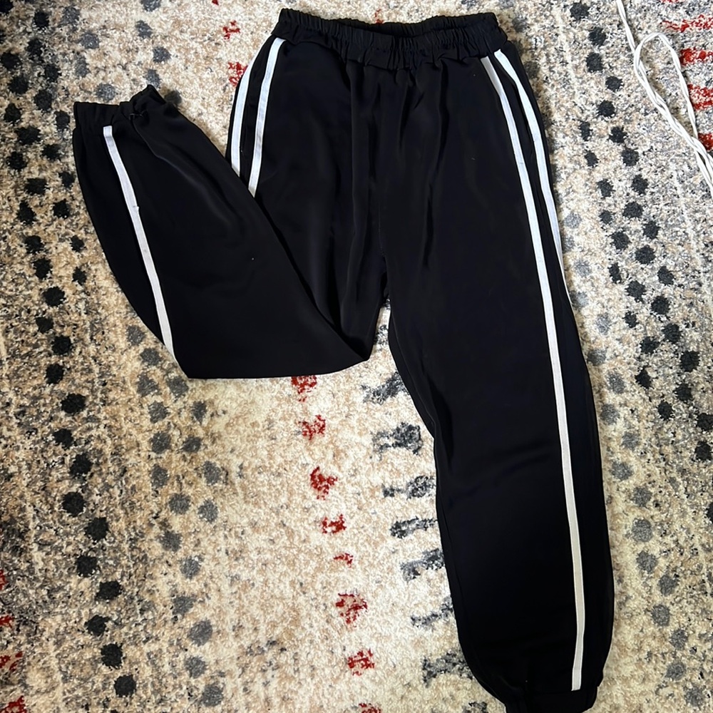 Sporty pants with mesh side cut outs